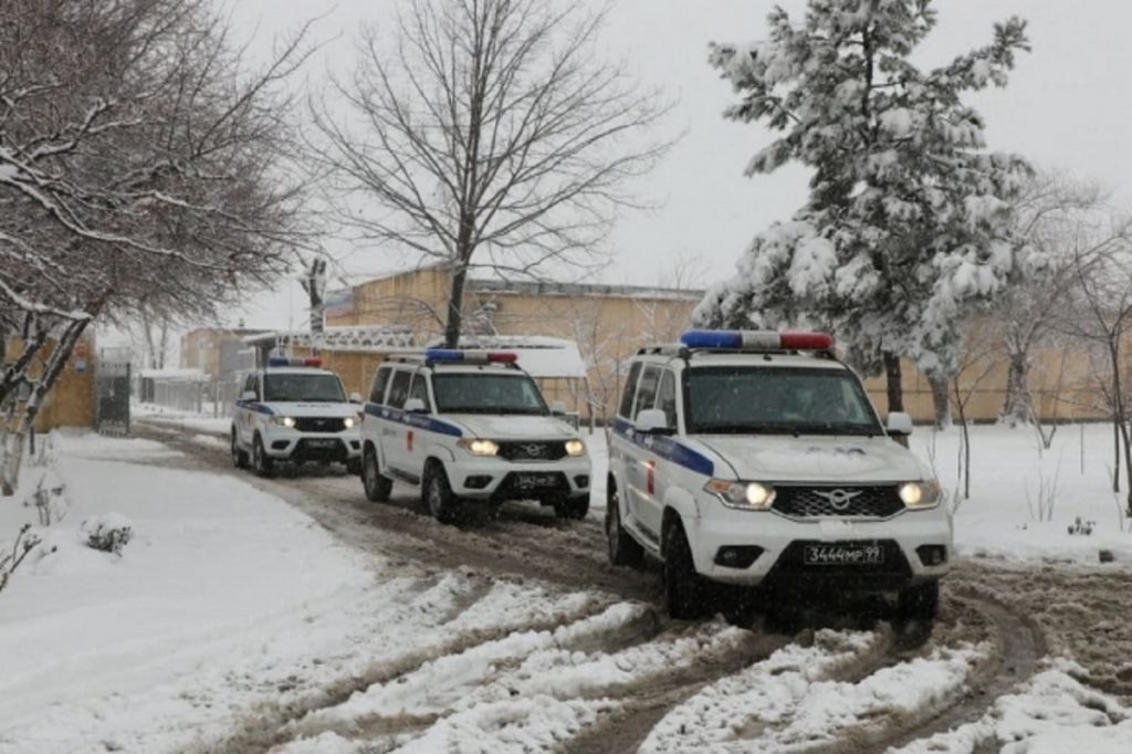 Военных водителей в Волгоградской области учили избегать аварий зимой