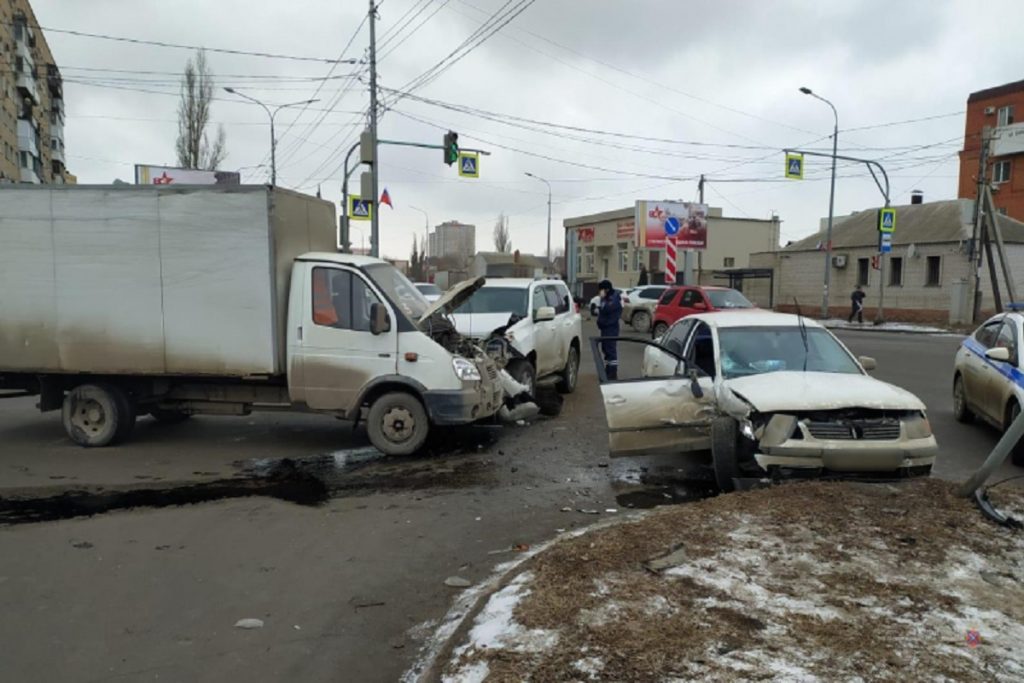 В центре Волгограда в массовом ДТП пострадали 3 пенсионера