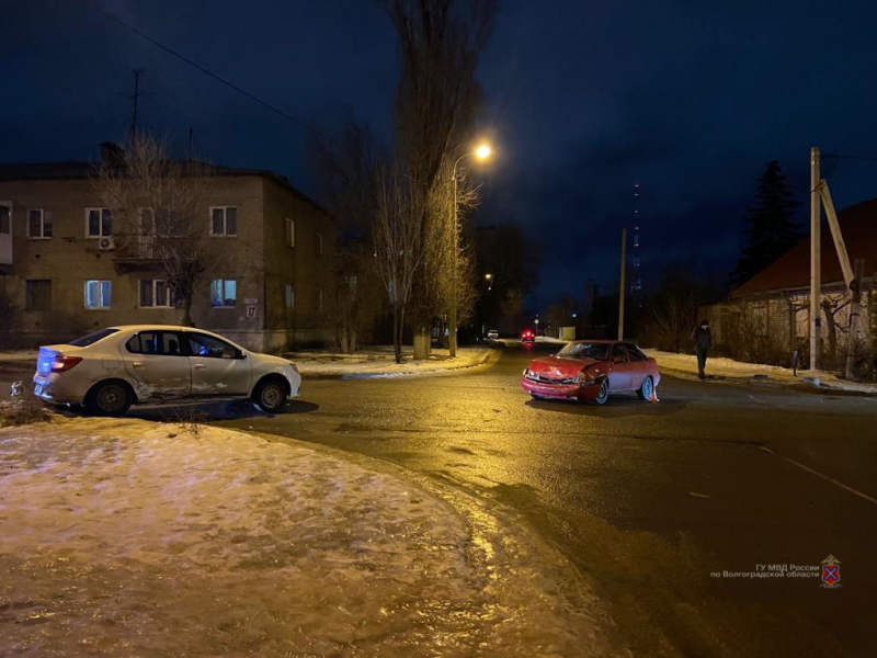 Два человека с травмами попали в больницу после ДТП на западе Волгограда