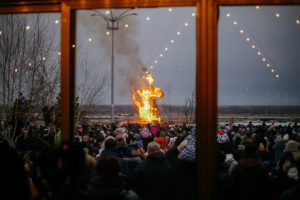 Восьмиметровое чучело Масленицы сожгли 26 февраля в ЦПКиО Волгограда