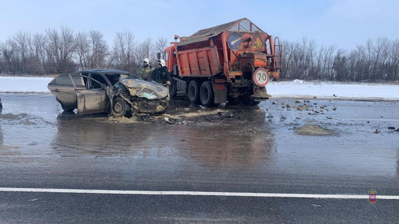 Под Волгоградом двое мужчин попали в больницу после ДТП с грузовиком