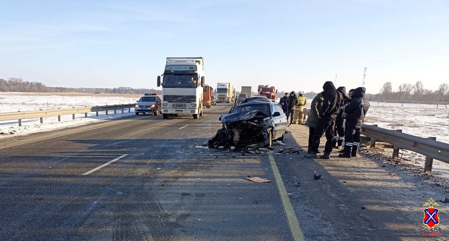 Водитель иномарки выжил в лобовом ДТП с фурой на трассе под Волгоградом