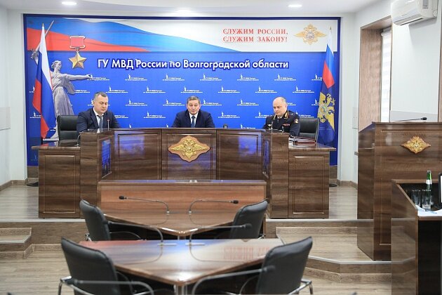 Андрей Бочаров поблагодарил силовиков за работу на юбилей Сталинградской победы