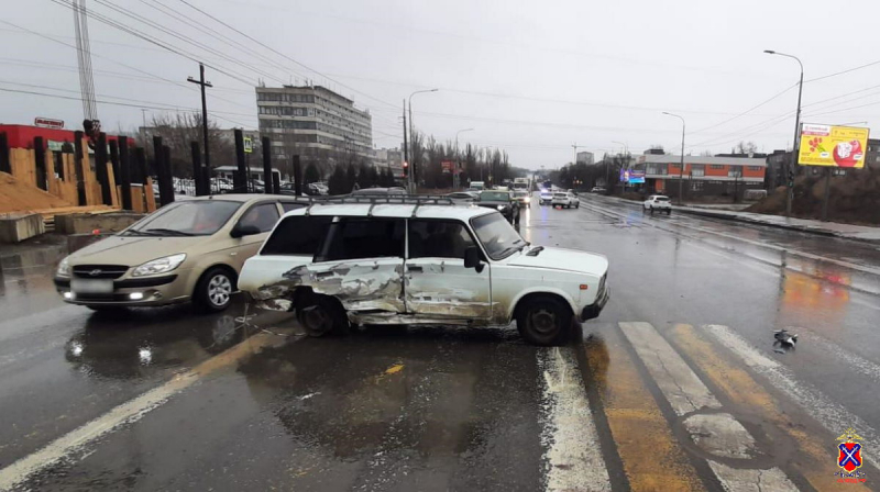 В ДТП в Волгограде пострадал 33-летний пассажир легковушки