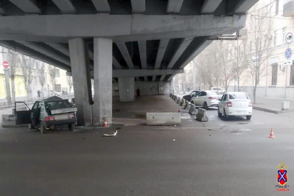 Два пассажира ВАЗа попали в больницу после ДТП в центре Волгограда