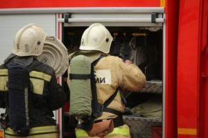 В Волгограде пожарные потушили вспыхнувшие камыш и засохшую траву