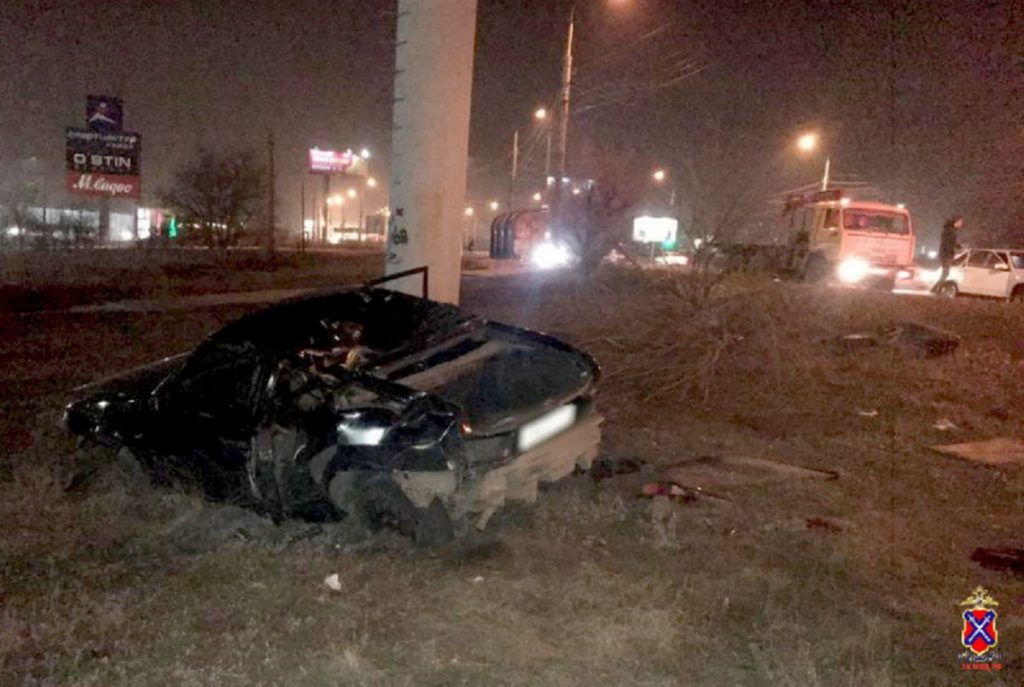 В Волгограде легковушка врезалась в бордюр и отлетела на 3 полосы