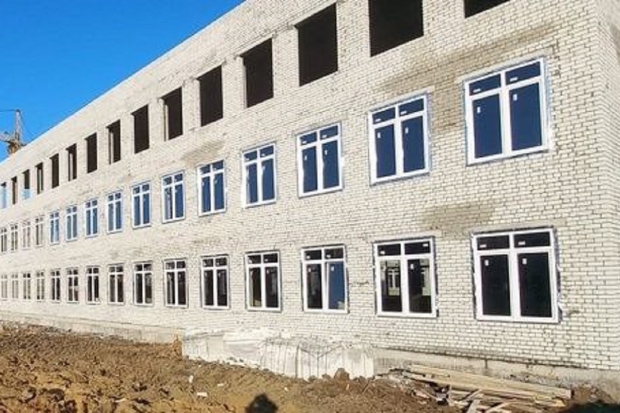 На ул. Шекснинской в Волгограде в строящейся школе монтируют окна