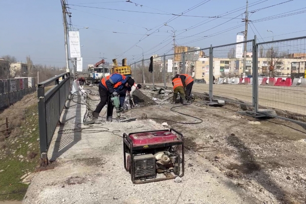 В Волгограде на Марийском путепроводе сняли старое дорожное полотно