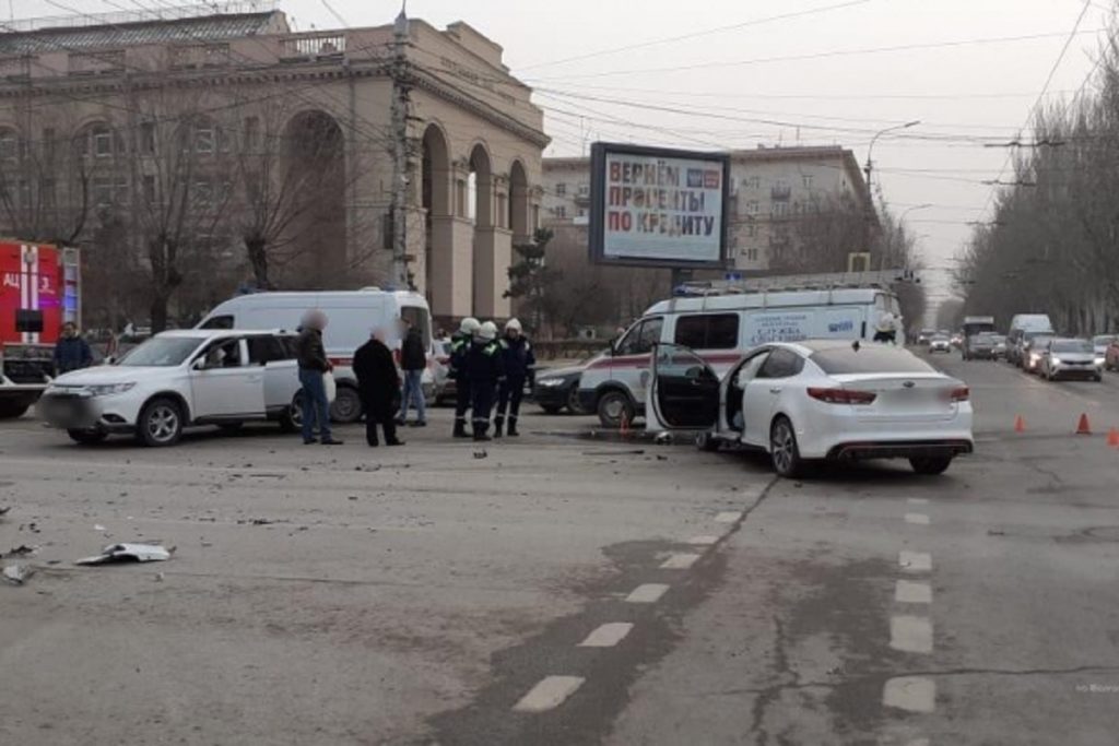 В центре Волгограда в ДТП с внедорожником пострадали 3 женщины