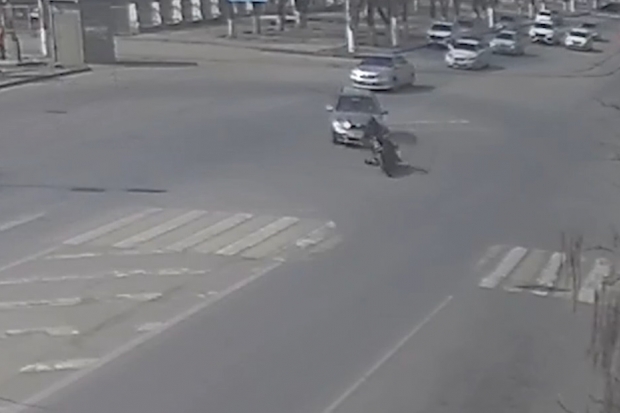 Видео ДТП с мотоциклом на перекрестке в Волгограде опубликовало МВД