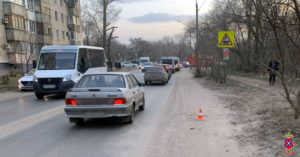 На юге Волгограда мотоциклист сбил выходившую из маршрутки пассажирку