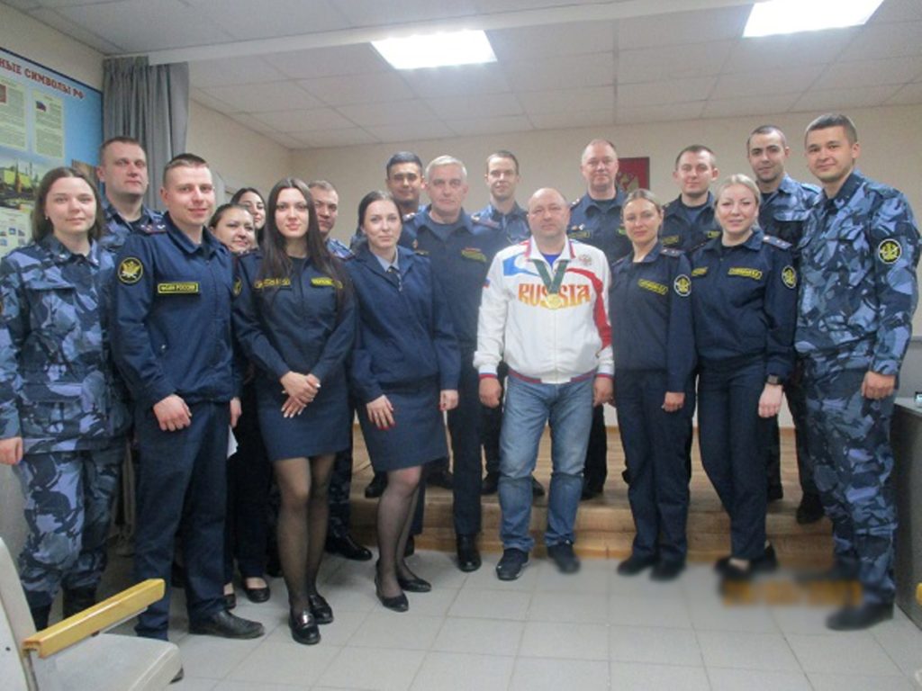 В Волгограде олимпийский чемпион Алексей Петров провел встречу с сотрудниками СИЗО № 1