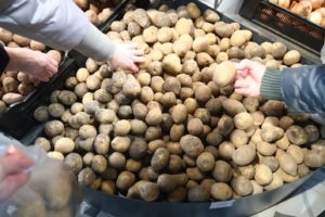 В Волгоградской области подешевели картофель и молоко, но подорожали бананы и яйца