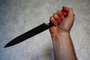 На севере Волгограда ревнивая женщина напала на мужа с ножом