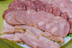 Употребление красного мяса может провоцировать риск развития рака крови