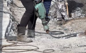 В Волгограде восстанавливают дорожное полотно на Марийском путепроводе