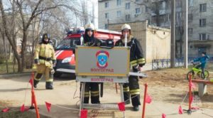 Волгоградские пожарные провели тренировочные занятия в здании школы