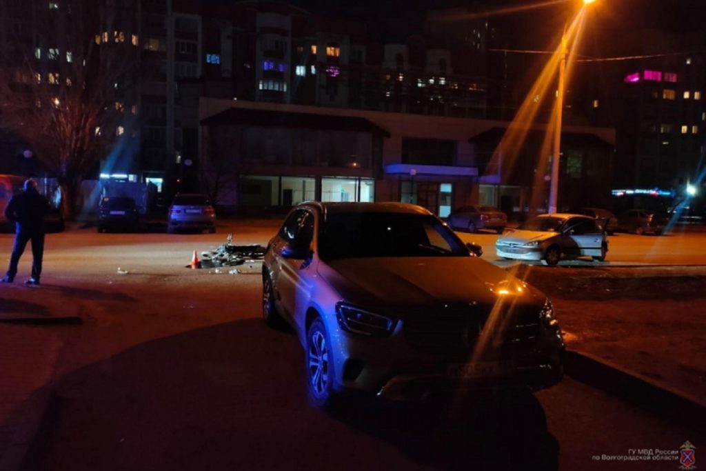 На юге Волгограда в ДТП с «Мерседесом» пострадал 16-летний мотоциклист