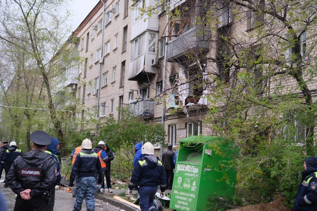 Сотрудники МЧС потушили пожар в квартире на улице Титова в Волгограде