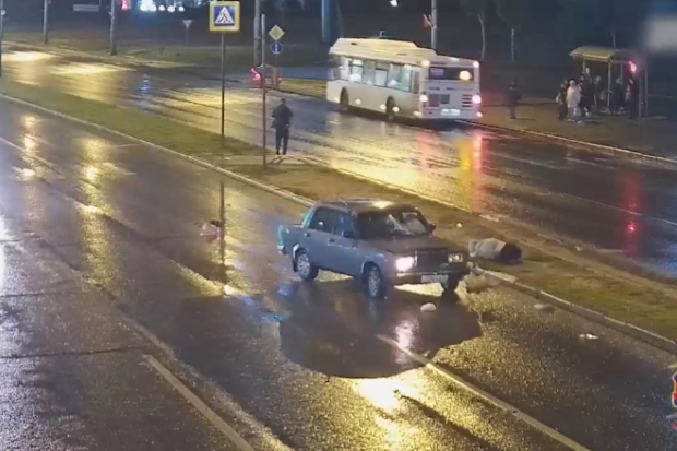 На видео попало ДТП с ВАЗом и пешеходом на светофоре в Волгограде