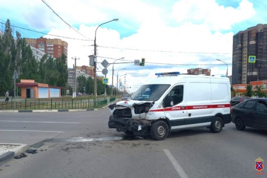 Под Волгоградом на перекрестке столкнулись иномарка и автомобиль скорой помощи