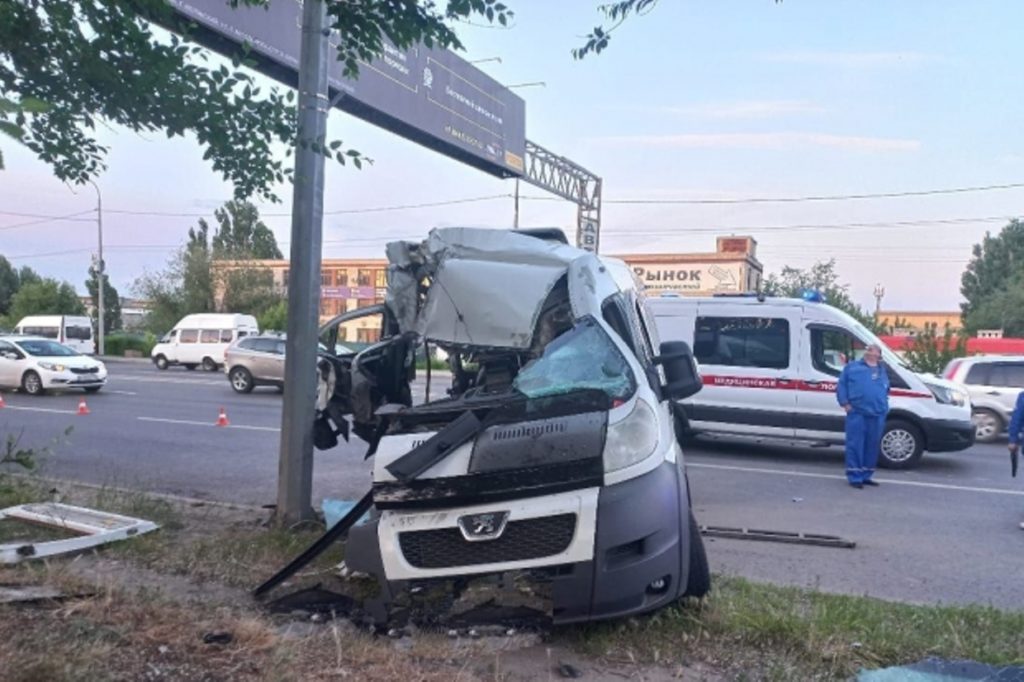 В Волгограде погиб пассажир протаранившего столб микроавтобуса «Рено»