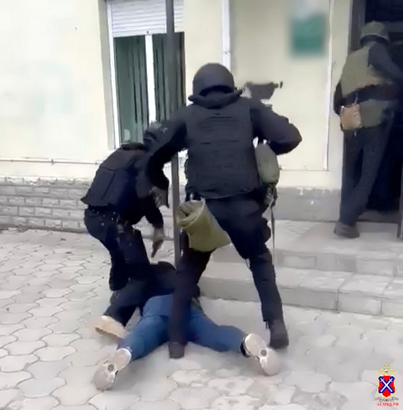 Волгоградские полицейские задержали подозреваемых в вымогательстве у бизнесмена
