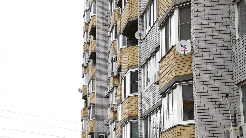 На севере Волгограда при мытье окон женщина упала с 9-го этажа и погибла