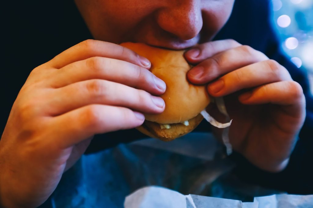 Эксперты перечислили продукты, провоцирующие набор лишнего веса