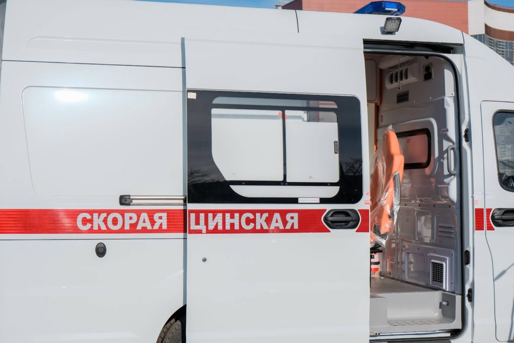 На юге Волгограда грузовая «Газель» на остановке врезалась в автобус с пассажирами