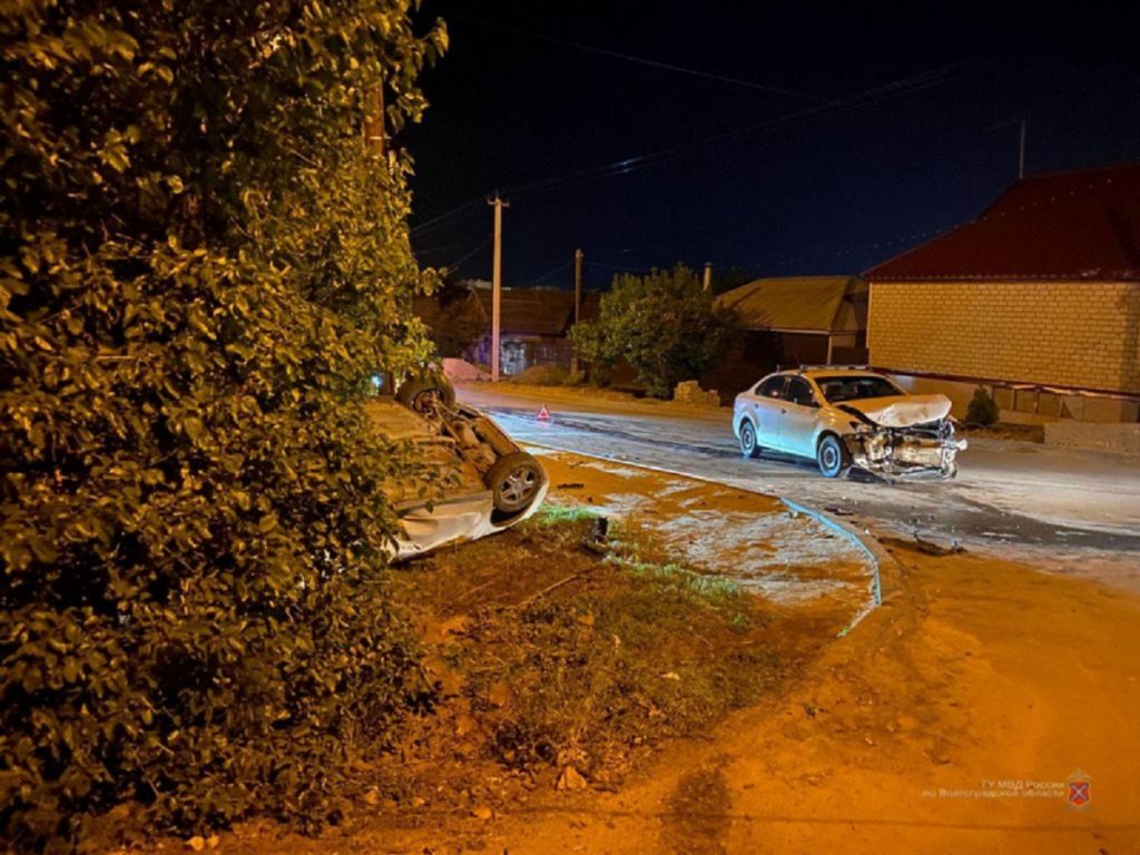 В Волгограде в ДТП с опрокинувшейся машиной пострадали 2 человека