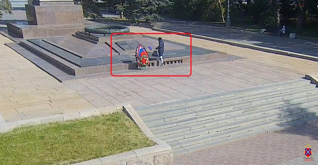 В центре Волгограда задержали женщину, которая сожгла свои вещи и цветы в Вечном огне