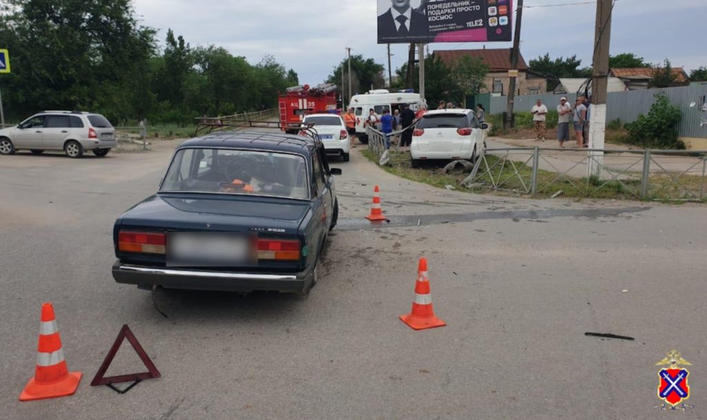 После столкновения легковушек под Волгоградом двое водителей оказались в больнице