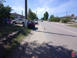 В Волгоградской области ВАЗ влетел в столб, водитель в больнице