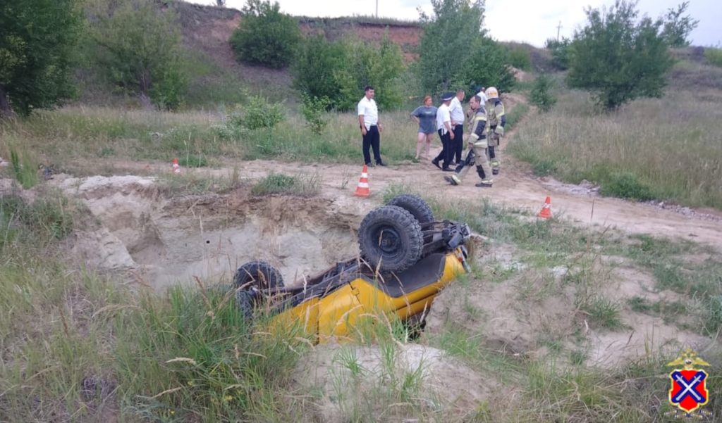 Под Волгоградом водитель УАЗа попал в больницу после опрокидывания машины в кювет