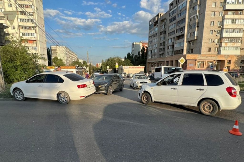 36-летняя женщина пострадала в тройном ДТП в Волгограде