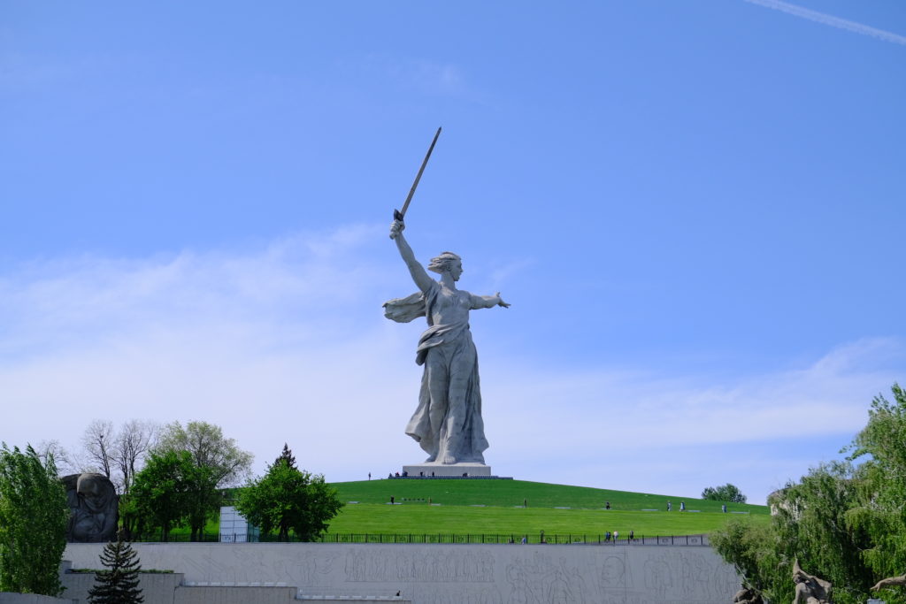 Ночью турист забрался на плиту скульптуры «Родина-мать зовет!» в Волгограде