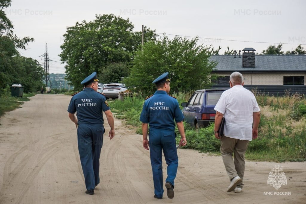В Волгограде сотрудники МЧС провели рейд по дачам и частному сектору