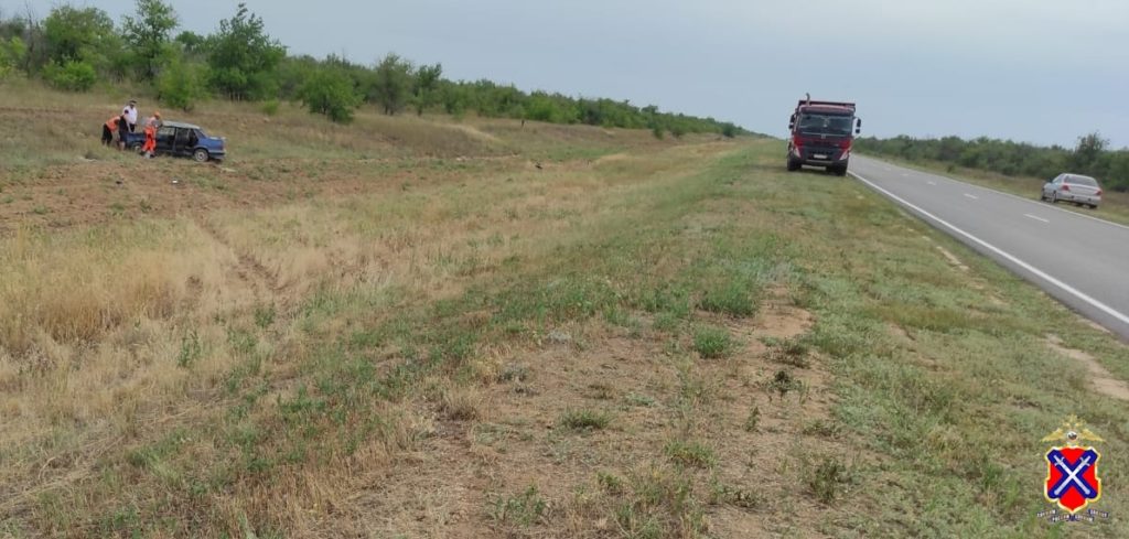 В Волгоградской области ВАЗ вылетел в кювет, пострадал водитель