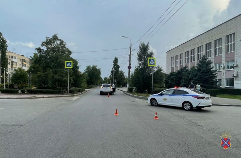 13-летняя девочка попала в больницу после ДТП с кроссовером в Волгограде