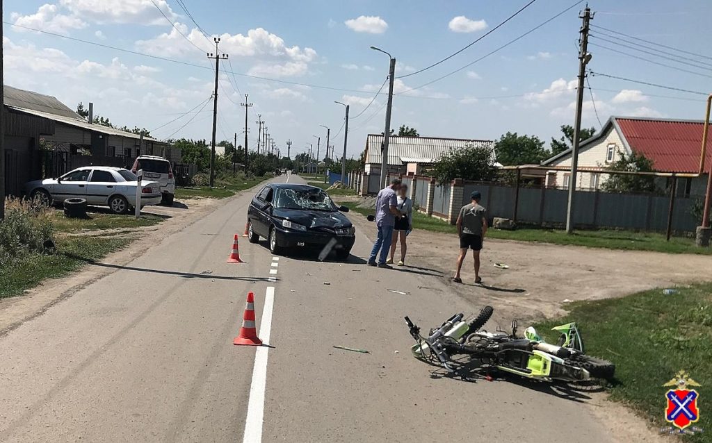В Волгоградской области в ДТП с ВАЗом и мотоциклом пострадали 2 подростка