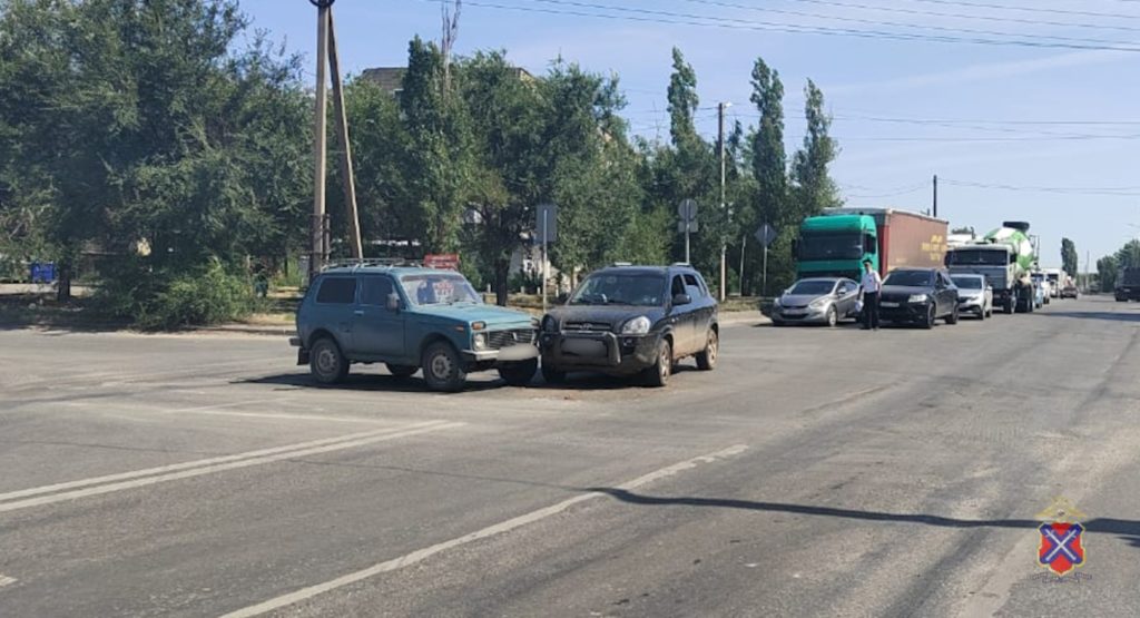 В Волгограде после столкновения легковушек 31-летняя женщина попала в больницу