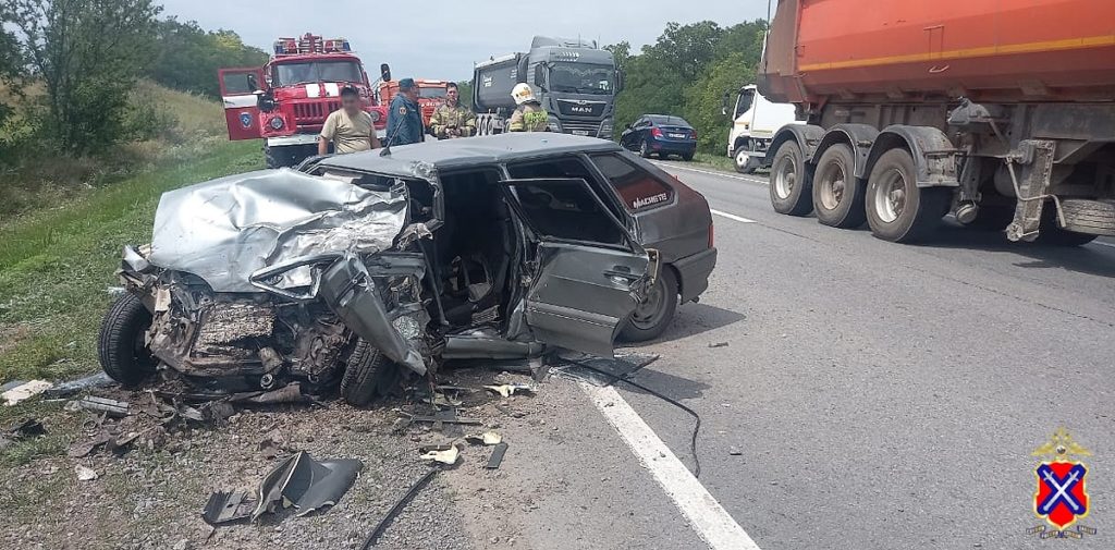 В Волгоградской области в ДТП ВАЗа с «Нивой» пострадали 3 человека