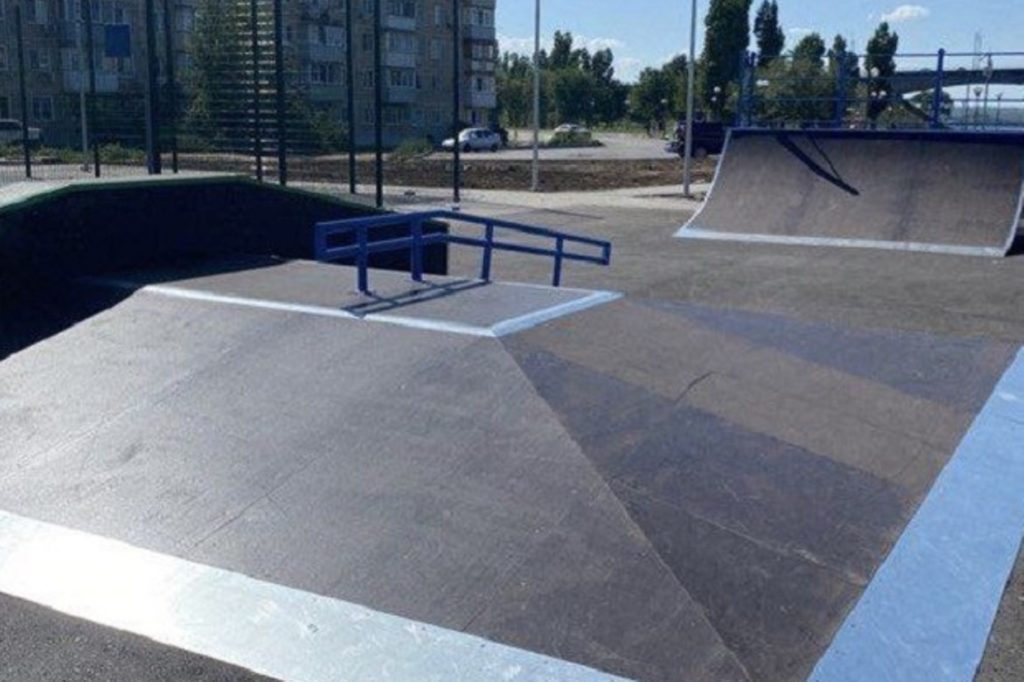 В Камышине Волгоградской области впервые установили скейтдром