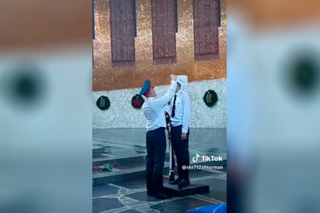 В Волгограде часовые на Мамаевом кургане несут службу в условиях сильной жары