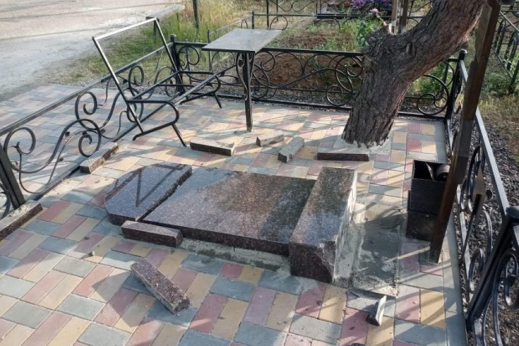 На юге Волгограда вандалы разрушили могилы на кладбище