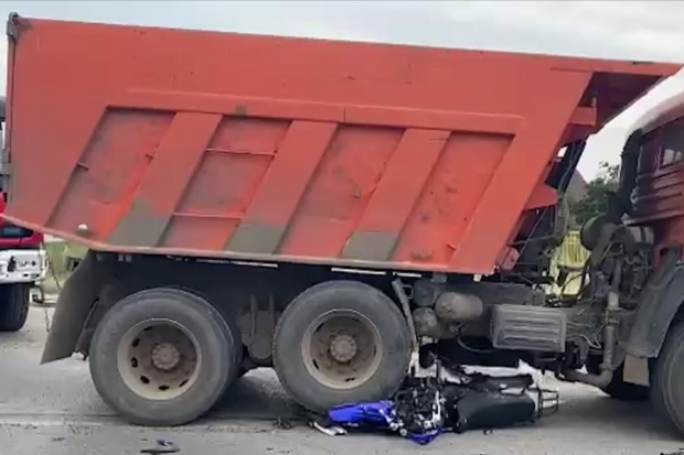На юге Волгограда мотоцикл с 2 молодыми людьми попал под КамАЗ