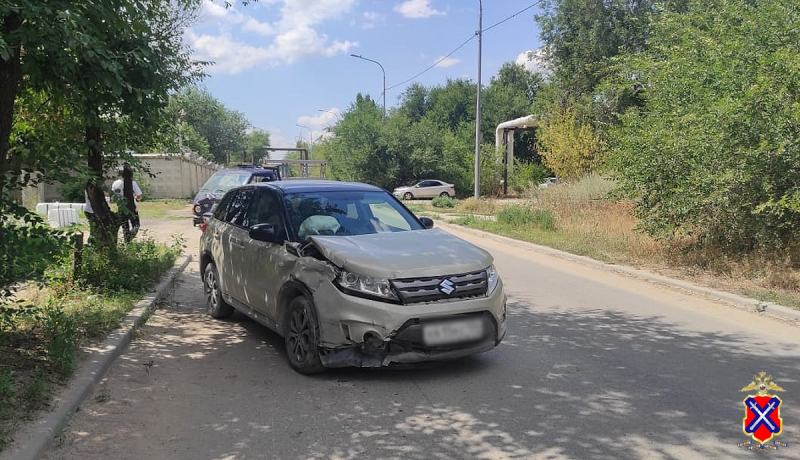 На западе Волгограда в ДТП с двумя иномарками пострадал водитель