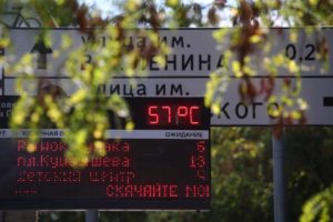 Волгоградцы от аномальной жары спасаются в фонтанах